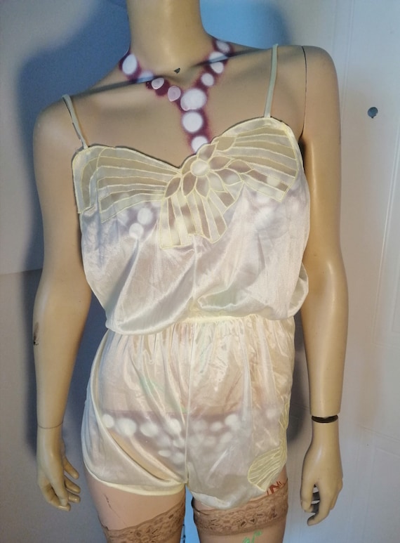 Vintage 1970s /80s pale yellow playsuit /babydoll… - image 1