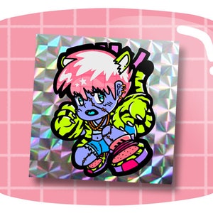 Puede incluir: Una pegatina holográfica con un personaje de dibujos animados con piel azul, pelo rosa y una chaqueta amarilla. El personaje sostiene una hamburguesa y tiene puntos de sutura en la cara. La pegatina está sobre un fondo de cuadrícula rosa.