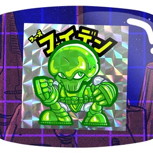 Puede incluir: Un personaje alienígena de dibujos animados verde con el puño cerrado, sobre un fondo holográfico. La imagen tiene texto japonés en la parte superior. El personaje está en posición de combate, con un telón de fondo de ciudad futurista.