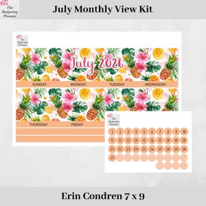 Op de afbeelding: Een juli maandoverzicht kit met een tropisch thema. De kit bevat een planner layout met een bloemen- en fruitontwerp, met ananassen, bloemen en sinaasappelschijfjes. De kit bevat ook een vel met datumstickers. De tekst "July 2026" is zichtbaar.