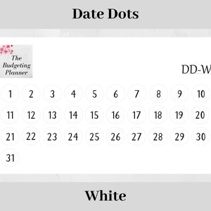 Op de afbeelding: Witte ronde stickers met de nummers 1 tot en met 31 voor een maandelijkse kalender. De tekst "Date Dots" en "DD-W" staan bovenaan de afbeelding. De tekst "White" staat onderaan de afbeelding.