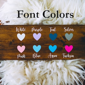 Op de afbeelding: Een houten bord met de tekst "Font Colors" en een kleurenkaart met harten in wit, paars, teal, zilver, roze, blauw, aqua en fuchsia.