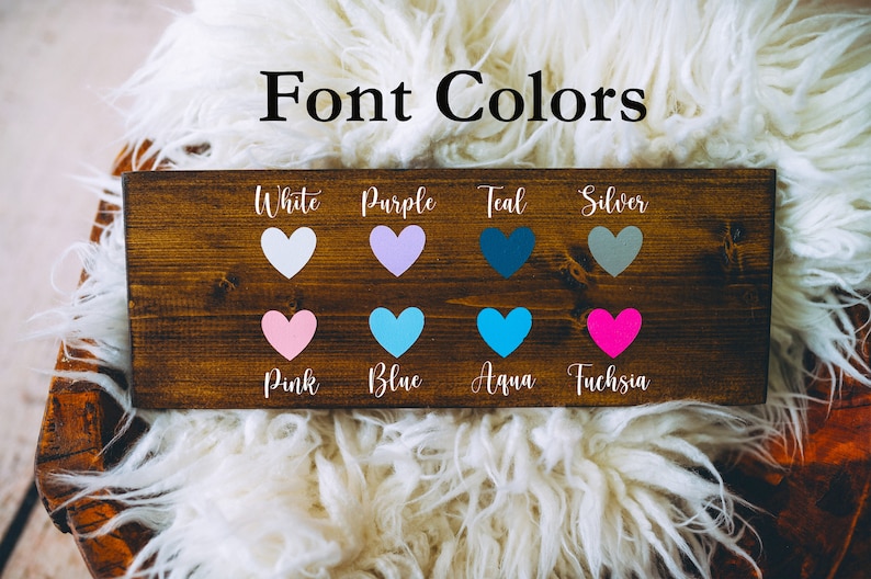 Op de afbeelding: Een houten bord met de tekst "Font Colors" en een kleurenkaart met harten in wit, paars, teal, zilver, roze, blauw, aqua en fuchsia.