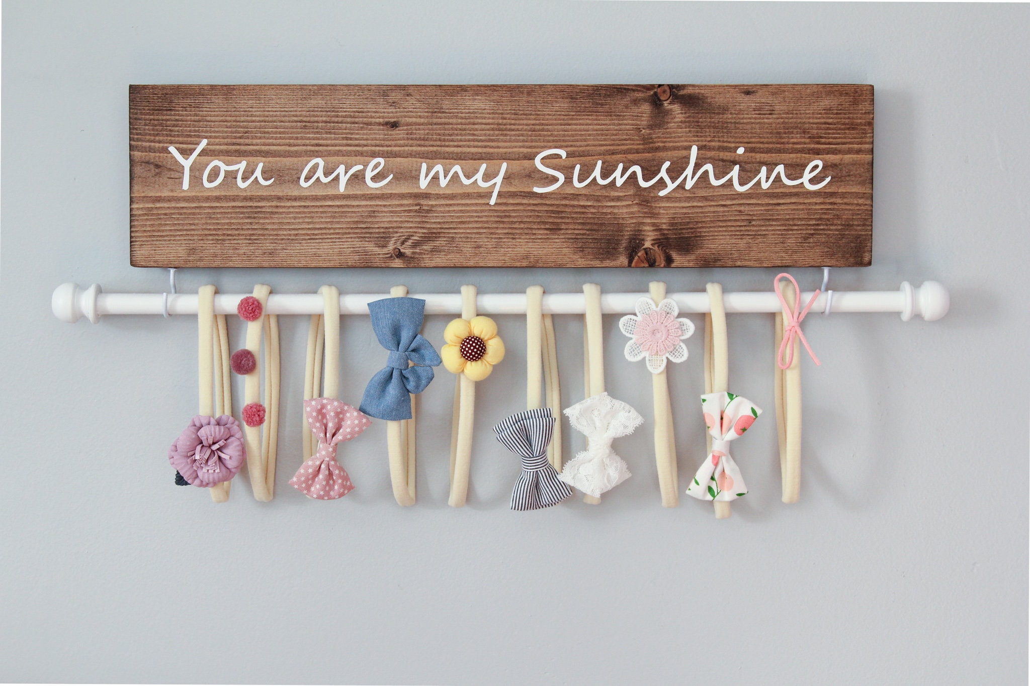Rustic Baby Nursery Hair Bow Holder Hair Bow Holder for Walls Personalized Hair Bow Holder Pink Flowers Personalized Baby Shower Gift Farmhouse Decor Hooks for Headbands and Jewelry Organizer 