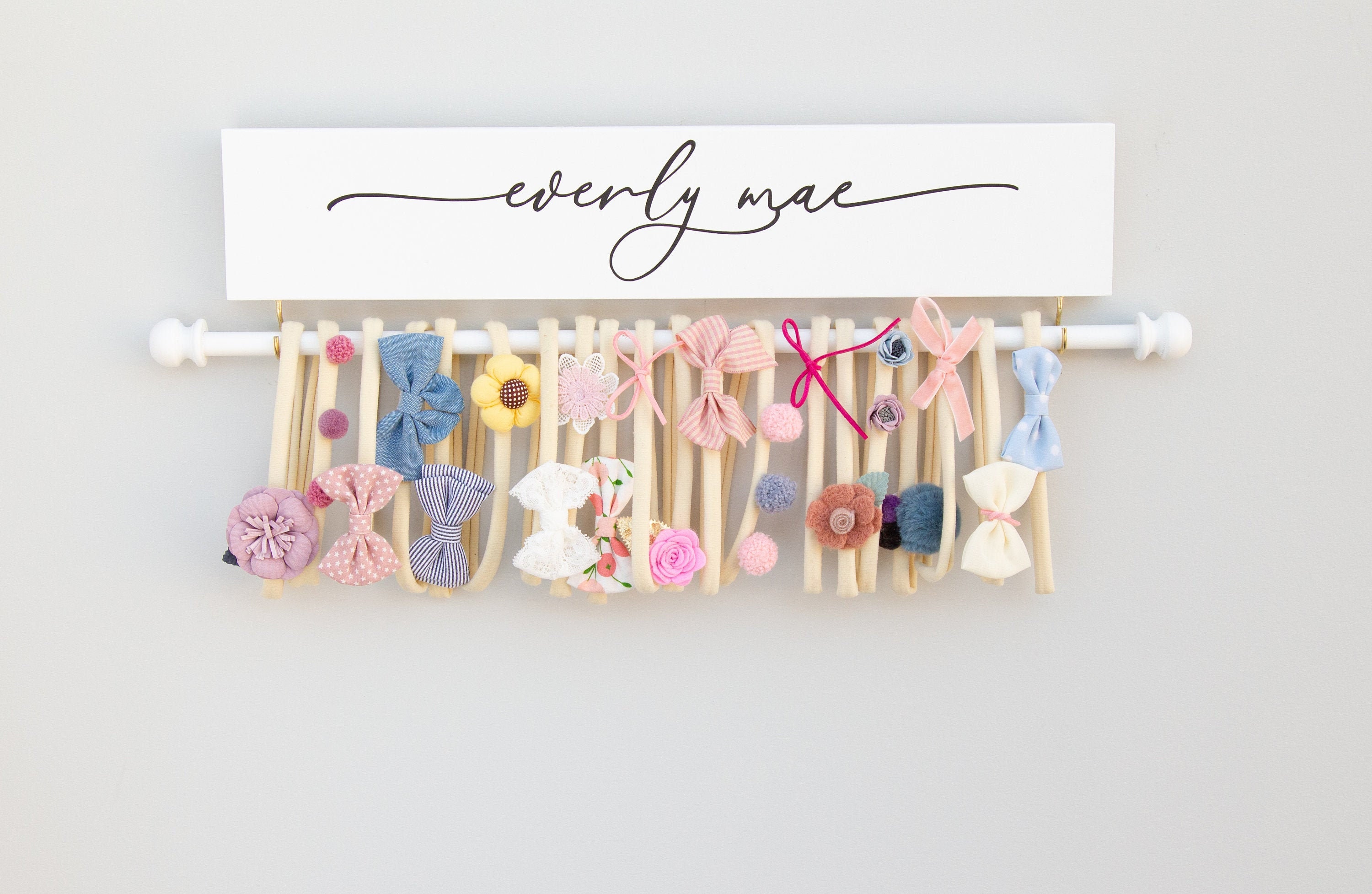 パーソナライズされたヘッドバンドとリボンホルダー：手描きの子供部屋