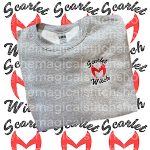 Könnte beinhalten: Grauer Sweatshirt mit einem roten und schwarzen gestickten Design, auf dem vorne "Scarlet Witch" steht.