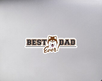 Könnte beinhalten: Ein Laptop mit einem Aufkleber, auf dem "Best Dad Ever!" steht, mit dem Kopf eines Cartoon-Husky-Hundes in der Mitte des Textes.