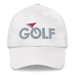 Puede incluir: Gorra de béisbol blanca con un logotipo de golf bordado en gris y una bandera roja.