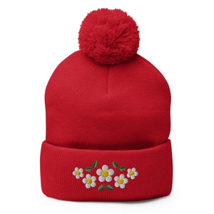Weihnachtliche Margerite Bommelmütze, bestickt, Stechpalme beere, Margeriten. Formbeschlag/Acryl. Weiße Gestrickte Weihnachtsmütze. Weihnachtsgeschenk!
