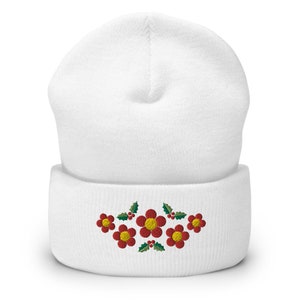 Weihnachtliche bestickte Beanie Mütze, Holly berry und Gänseblümchen. Formbeschlag/Acryl. Weiße Beanie, Gänseblümchen, grüne Stechpalme. Weihnachtsgeschenk!