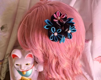 Japanse kanzashi-haarbloem - handgemaakte haarclip - zwart, roze, turkoois - geïnspireerd op vocaloid