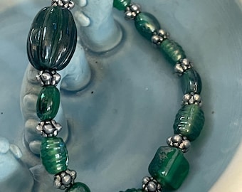 Green glass beads stretch bracelet