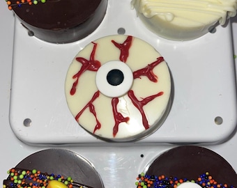 Halloween Dipped Oreos (Spooktacular for parties)