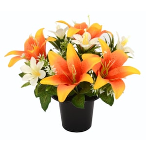 Vasos de flores artificiais para túmulos memoriais com lírios laranja e brancos no Reino Unido