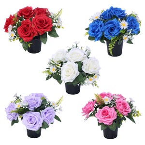 Puede incluir: Cinco arreglos de rosas artificiales en macetas negras. Las rosas son rojas, azules, blancas, lavanda y rosas. Cada arreglo incluye margaritas blancas y follaje verde.