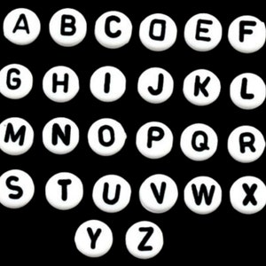 100 piezas de cuentas de acrílico blanco con forma de moneda con una sola letra, cuentas del alfabeto en forma de disco de la A a la Z, 7 mm, Reino Unido