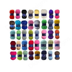 Puede incluir: Surtido de 36 ovillos de hilo en varios colores, incluyendo rosa, azul, verde, rojo, morado y amarillo. Cada ovillo está envuelto en una etiqueta azul con texto blanco.