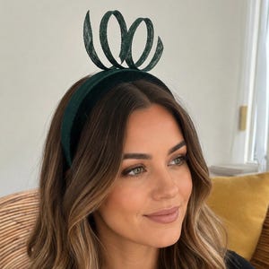 Diadema moderna de terciopelo verde esmeralda, tocado tipo fascinator para bodas en Ascot/Aintree, diadema acolchada con halo.