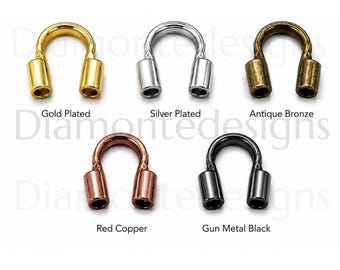 Puede incluir: Cinco protectores de alambre en forma de U en diferentes acabados: chapado en oro, chapado en plata, bronce antiguo, cobre rojo y negro metalizado. Cada pieza metálica presenta dos extremos cilíndricos con centros huecos para pasar el hilo.