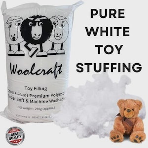 Könnte beinhalten: Ein weißer Kunststoffbeutel mit Woolcraft Spielzeugfüllung, schwarzer Schafgrafik und dem Text PURE WHITE TOY STUFFING, 100% Hi-Loft Premium Polyester, Super Soft & Machine Washable, Net weight: 250g (approx.), sowie ein brauner Teddybär.