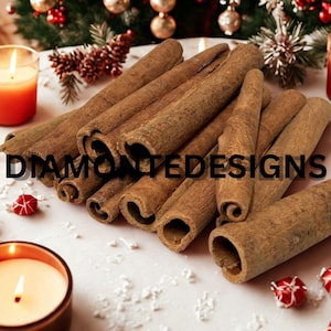 Puede incluir: Un montón de palitos de canela, de color marrón cálido, están dispuestos sobre una superficie blanca. El texto "DIAMONTEDESIGNS" está en la imagen. Velas encendidas y decoraciones navideñas en el fondo.