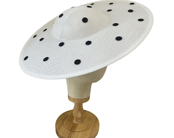 Sombrero/tocado de lunares blancos y negros Spotty Dotty - accesorio llamativo para la cabeza - boda en el día de las carreras de caballos