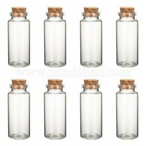 Può includere: Set di otto bottiglie di vetro trasparente con tappi di sughero. Le bottiglie sono alte circa 10 cm e hanno un diametro di 2,5 cm.