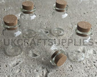 10 pezzi Miniatura di bottiglie/fialette in vetro da 40 mm con tappo in sughero, decorazione e ciondolo.