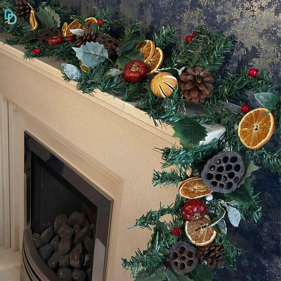 2 m lange, vordekorierte Weihnachtsgirlande aus Fichtenzweigen und passender 45 cm Kranz | Getrocknete Orangen, Tannenzapfen & Beeren | Traditioneller festlicher Türschmuck