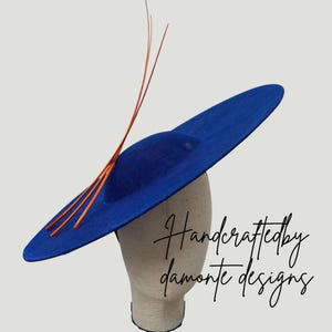 Koboltblå och orange fascinator/hatinator i huvudbonad - tävlingar för damernas dag-bröllop