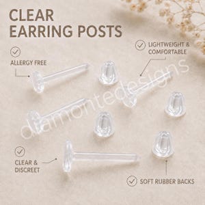 Peut inclure: Tiges de boucles d'oreilles transparentes avec fermoirs en caoutchouc souple. Le texte indique CLEAR EARRING POSTS, ALLERGY FREE, LIGHTWEIGHT & COMFORTABLE, CLEAR & DISCREET et SOFT RUBBER BACKS. Ces composants transparents servent à la bijouterie.
