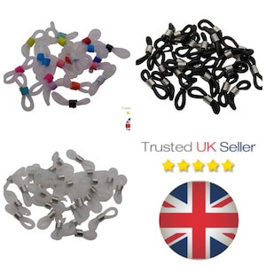 Op de afbeelding: Een set van 30 heldere, zwarte en veelkleurige plastic brillenkoordhouders met metalen ringen. De houders zijn ontworpen om aan de uiteinden van brillenkettingen of -koorden te worden bevestigd.