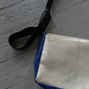 Vintage Freitag Unisex gerecycleerde Messenger Crossbody tas middelgroot blauw wit afbeelding 8