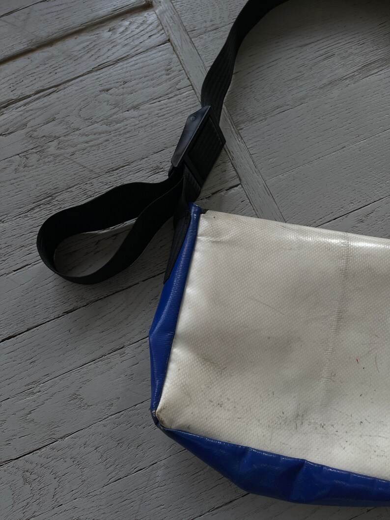 Vintage Freitag Unisex gerecycleerde Messenger Crossbody tas middelgroot blauw wit afbeelding 8