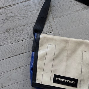 Vintage Freitag Unisex Recycled Messenger Bag Umhängetasche Mittelgroß Blau Weiß Bild 6