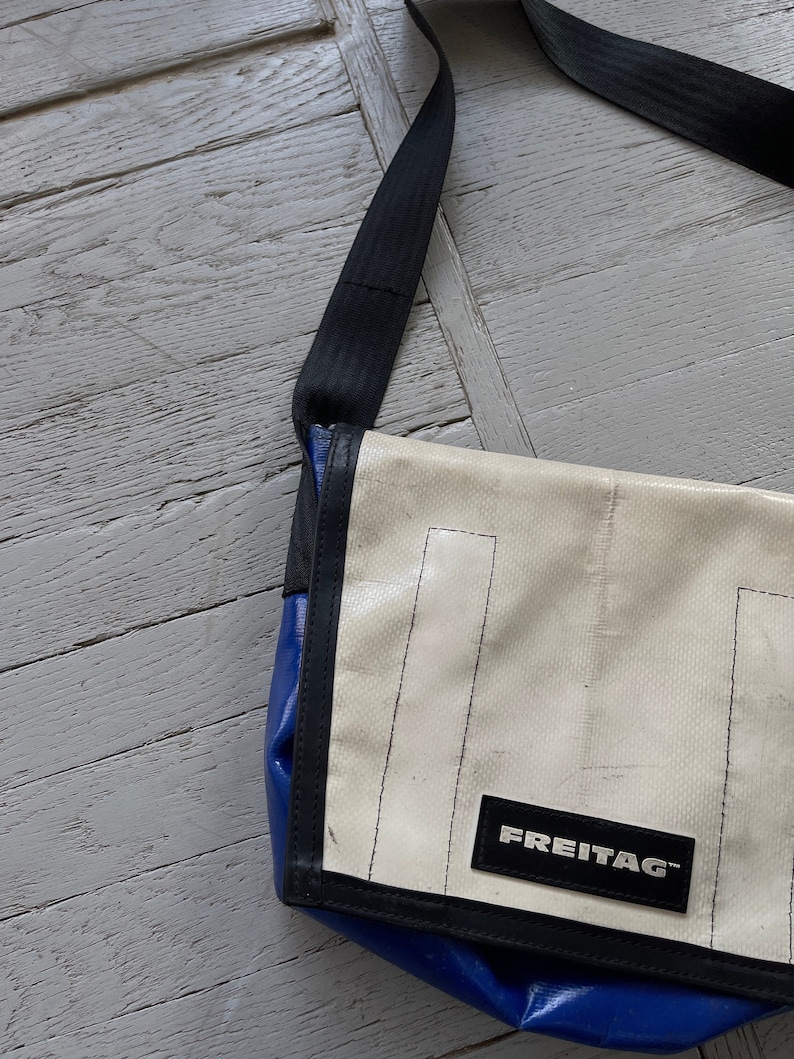 Vintage Freitag Unisex gerecycleerde Messenger Crossbody tas middelgroot blauw wit afbeelding 6