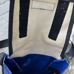 Vintage Freitag Unisex Recycled Messenger Bag Umhängetasche Mittelgroß Blau Weiß Bild 3