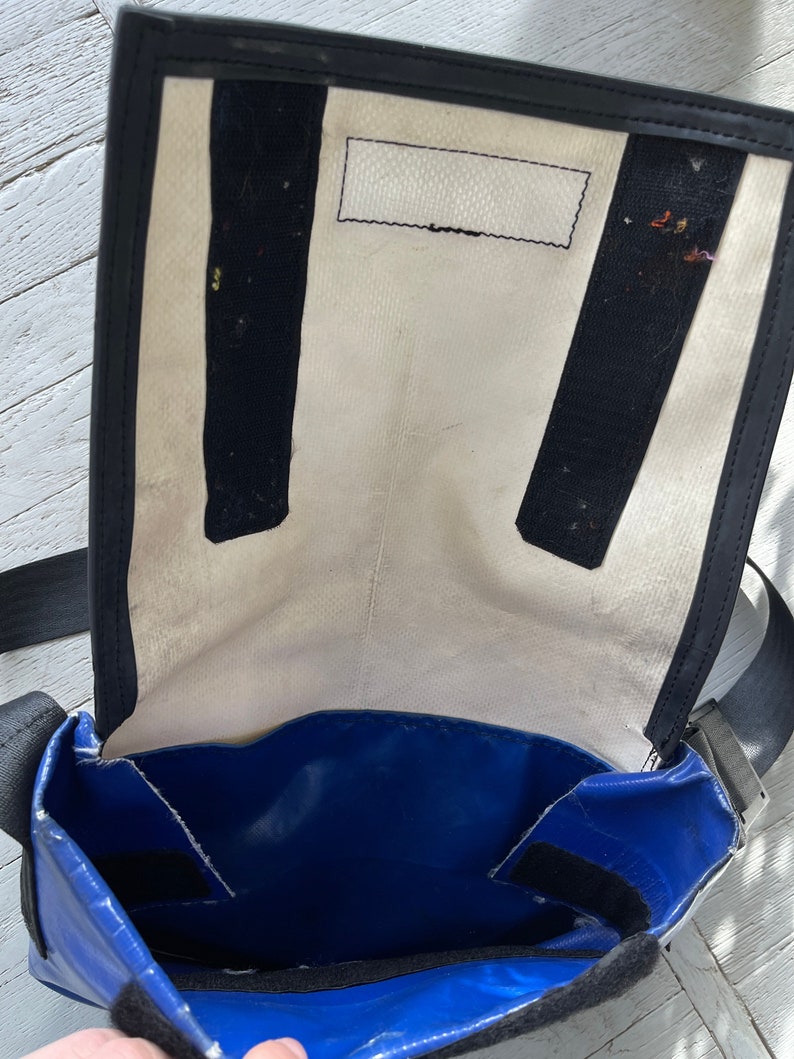 Vintage Freitag Unisex Recycled Messenger Bag Umhängetasche Mittelgroß Blau Weiß Bild 3