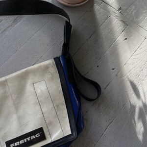 Vintage Freitag Unisex gerecycleerde Messenger Crossbody tas middelgroot blauw wit afbeelding 5