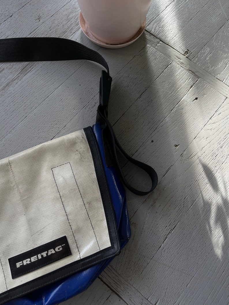 Vintage Freitag Unisex Recycled Messenger Bag Umhängetasche Mittelgroß Blau Weiß Bild 5