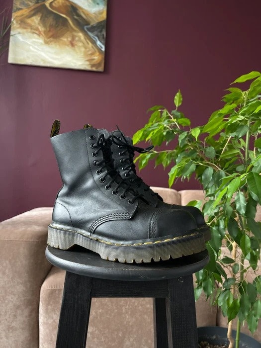 Eu 43 New Rock Ankle Boots Patente Cuero Negro Brillante 90s Dr Martens Style Vintage Rare Zapatos Zapatos para hombre Botas Botas de trabajo y estilo militar 