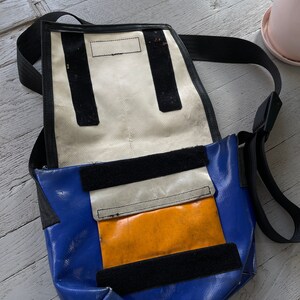 Vintage Freitag Unisex Recycled Messenger Bag Umhängetasche Mittelgroß Blau Weiß Bild 2