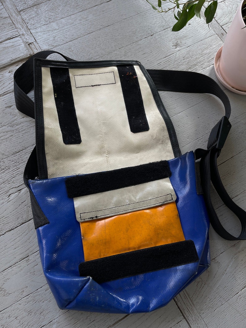 Vintage Freitag Unisex Recycled Messenger Bag Umhängetasche Mittelgroß Blau Weiß Bild 2