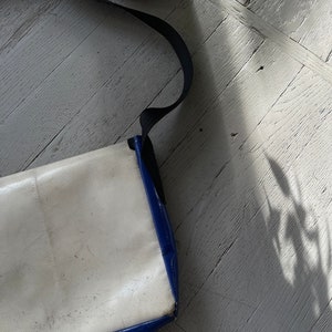 Vintage Freitag Unisex Recycled Messenger Bag Umhängetasche Mittelgroß Blau Weiß Bild 7