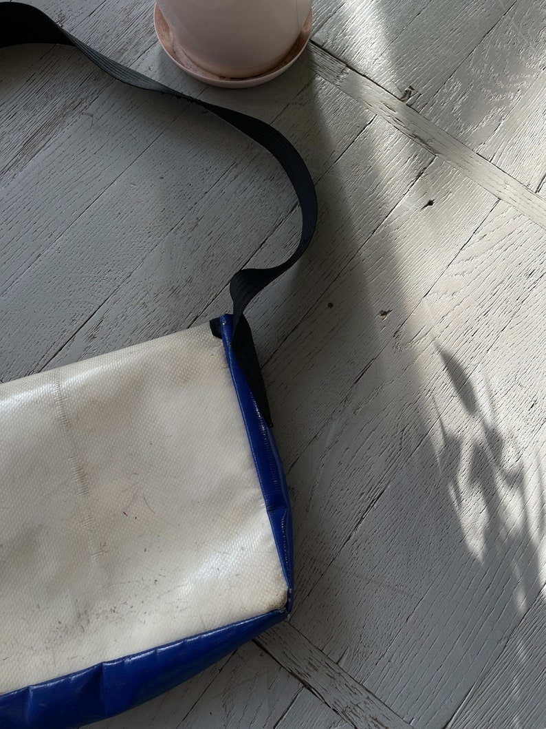 Vintage Freitag Unisex gerecycleerde Messenger Crossbody tas middelgroot blauw wit afbeelding 7