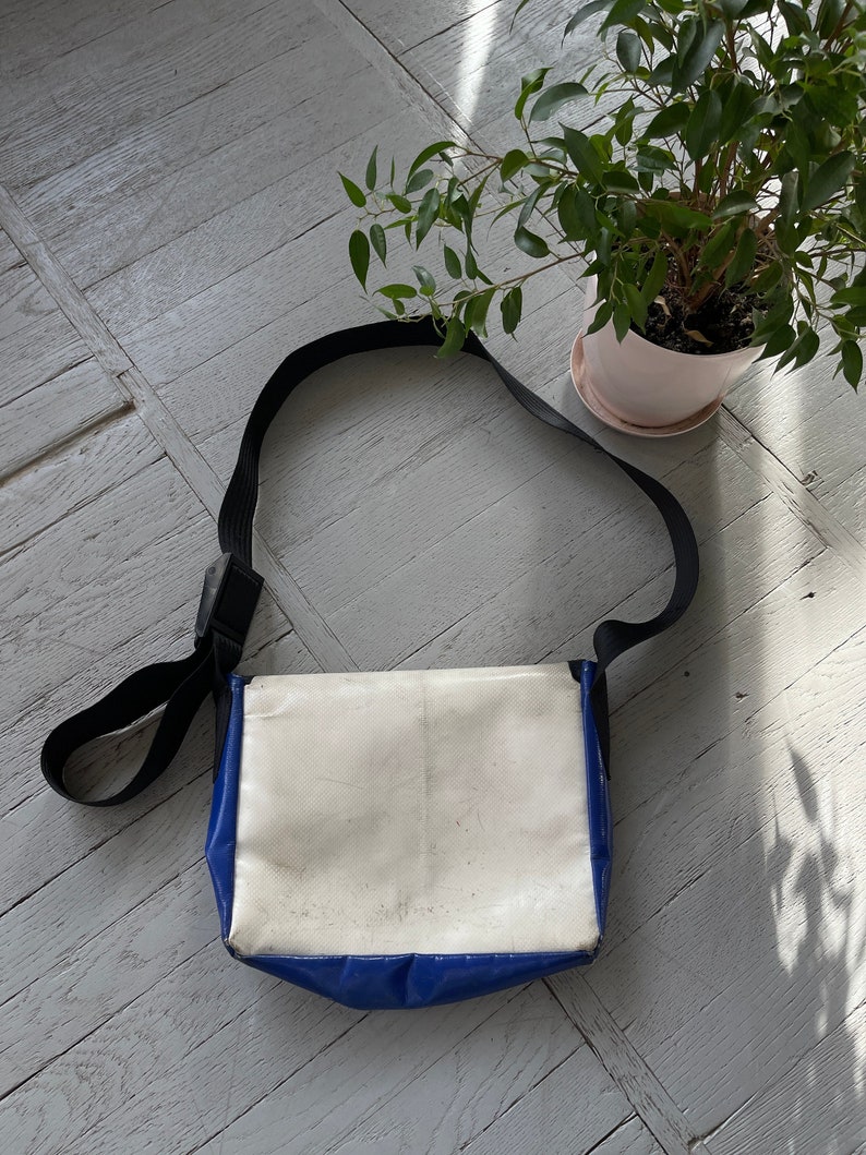 Vintage Freitag Unisex gerecycleerde Messenger Crossbody tas middelgroot blauw wit afbeelding 4