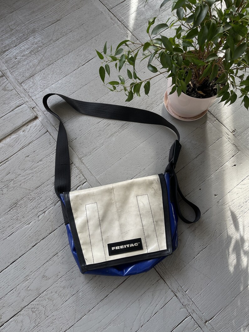 Vintage Freitag Unisex gerecycleerde Messenger Crossbody tas middelgroot blauw wit afbeelding 1