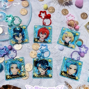 Puede incluir: Seis llaveros cuadrados de acrílico con ilustraciones de personajes estilo anime incrustadas en resina con purpurina azul. Cada llavero tiene un cierre en forma de estrella y un cascabel. El texto @choco_senpai y Etsy.com/shop/ChocoSenpaiShop está impreso en cada uno.