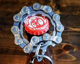 Llavero de cadena y engranaje de bicicleta abridor de botellas, engranaje de engranaje recuperado hecho a mano
