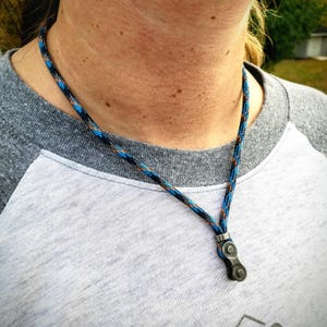 Radfahrer-Kettenhalskette aus Paracord, wiederverwendete Fahrradteile, Upcycled Mountainbike-Anhänger, Bikeranhänger